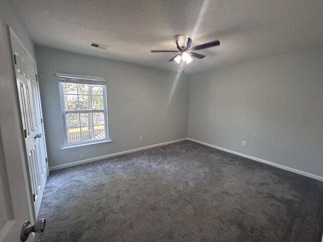 Building Photo - Large 3 bedroom 2 living room house w comm Pool!
