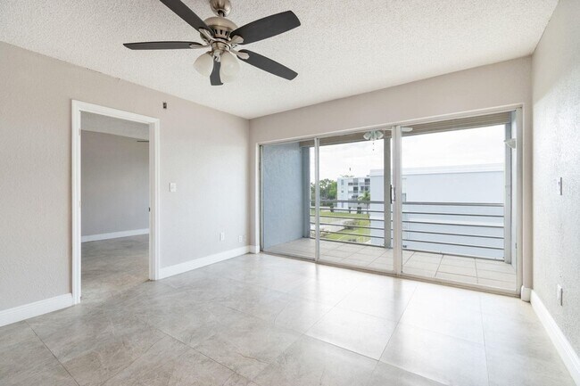 Building Photo - 7980 N French Dr