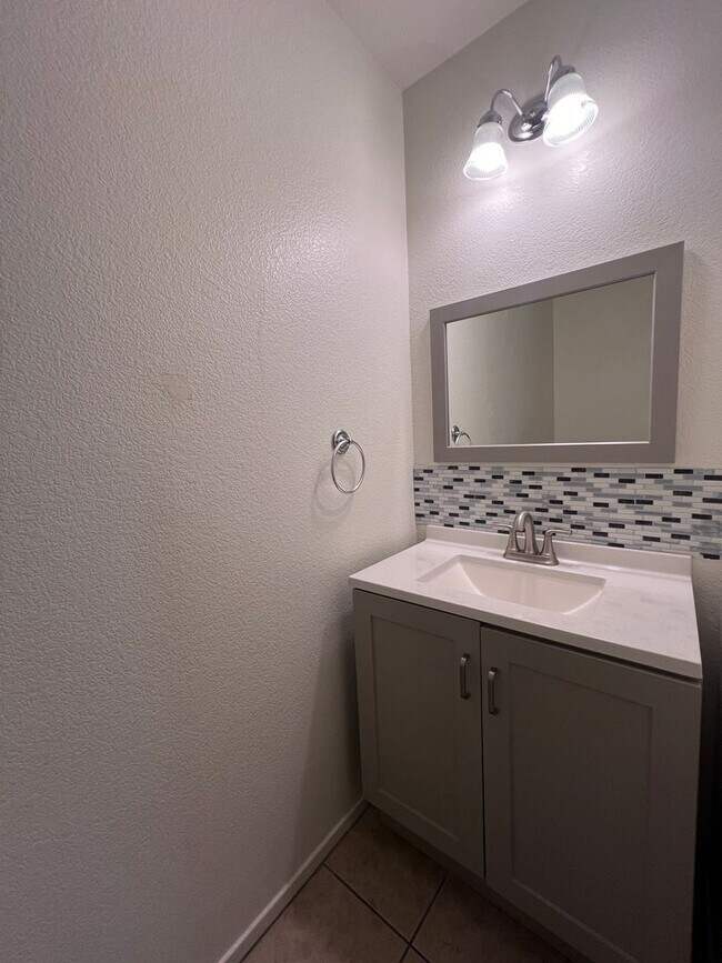 Building Photo - MOVE IN TODAY! 3 bed 2.5 bath home in the ...