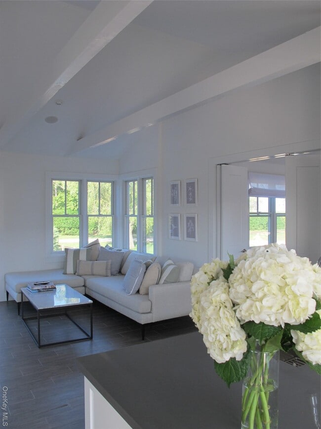 Building Photo - 40 Tuthill Point Rd