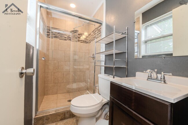 Building Photo - 1603 Karen Ln