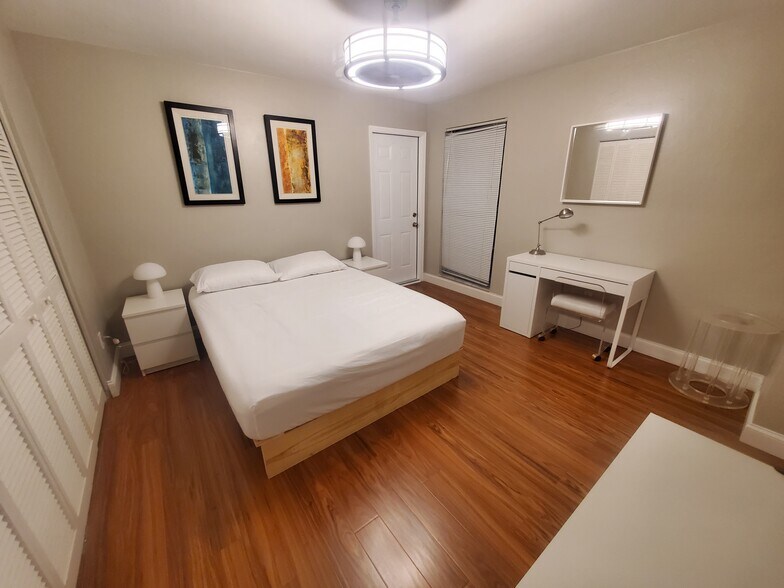 Building Photo - 3568 Boca Ciega Dr