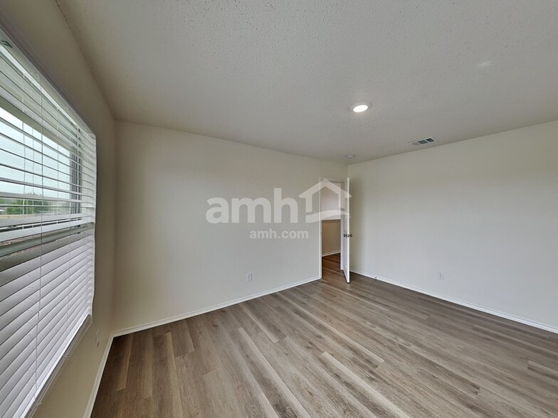 Building Photo - 240 Equestrian Dr