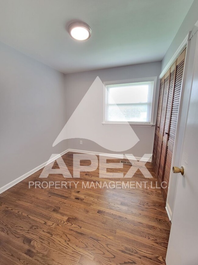 Building Photo - Renovated - 3 Bd 1 Ba Single Family home i...