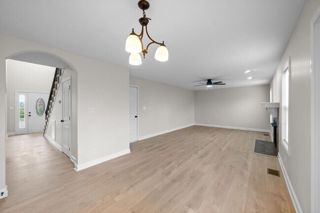 Building Photo - Pet Friendly Four Bedroom!