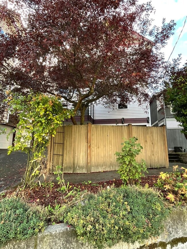 Building Photo - MAGNOLIA 3 BED, 1.5 BATH TOWNHOME FOR RENT AVAILABLE NOW!