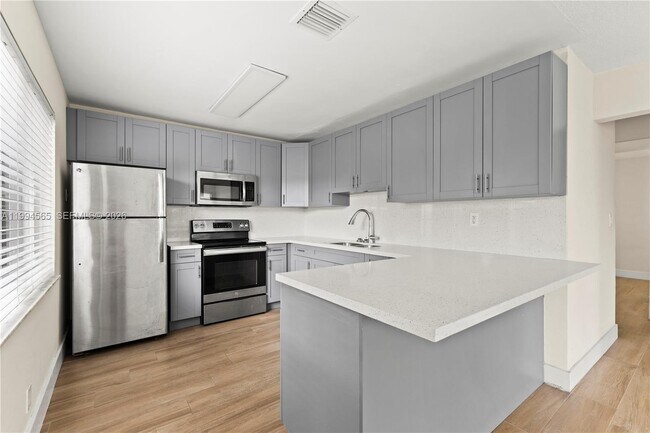 Building Photo - 6121 SW 40th Ct