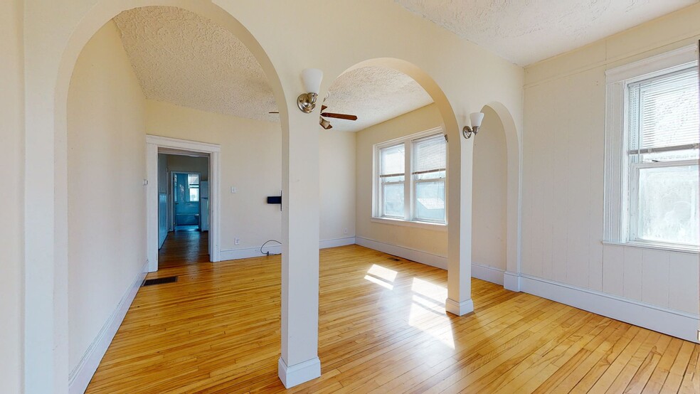 Building Photo - 43 Edgewater Ave