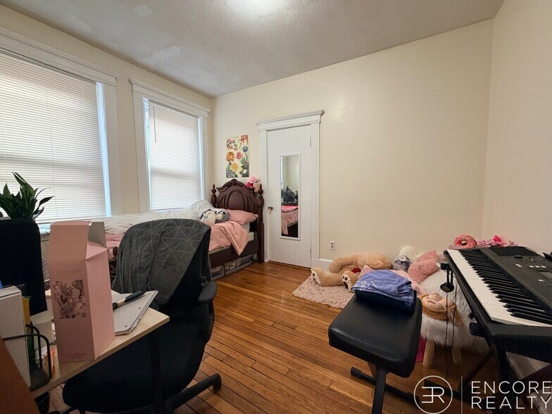 Building Photo - 440 Park Dr