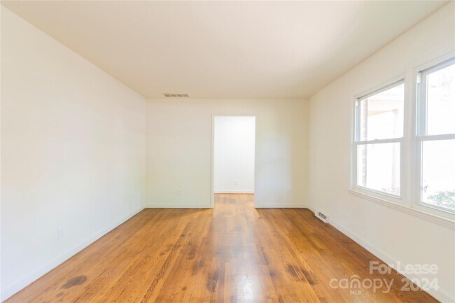 Building Photo - 5020 Coronado Dr