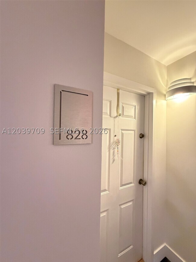 Building Photo - 540 Brickell Key Dr