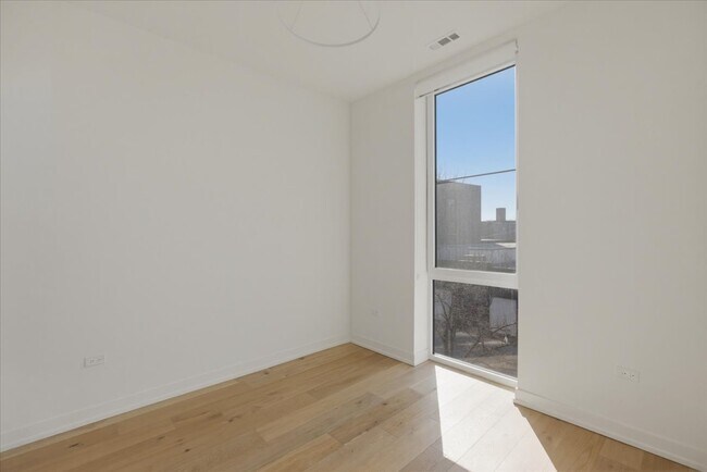 Building Photo - 4513 N Clark St