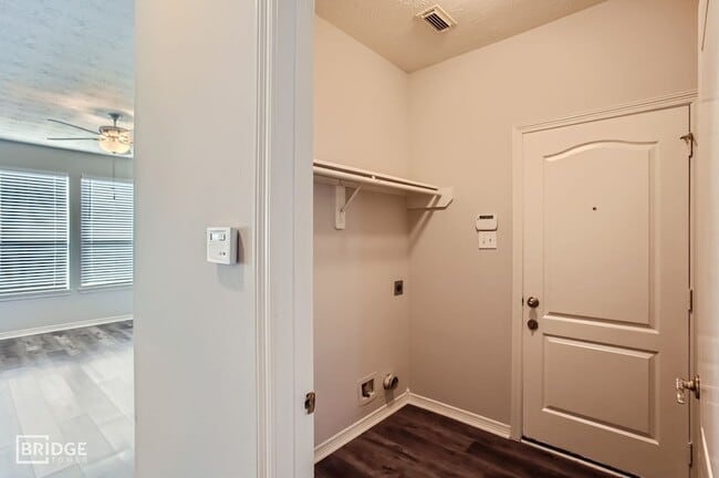 Building Photo - 3138 Red Rover Ct