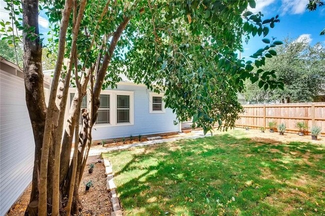 Building Photo - 811 1/2 E 38th St