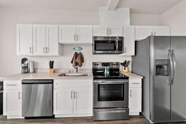 Building Photo - 704 E Wright Ave