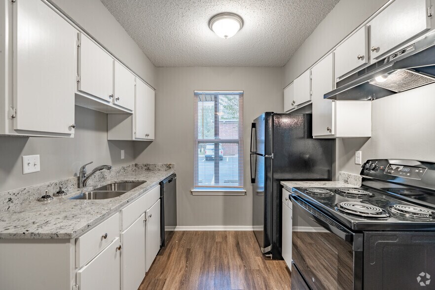 2BR, 1BA - 800SF - Kitchen - Forrest Cove