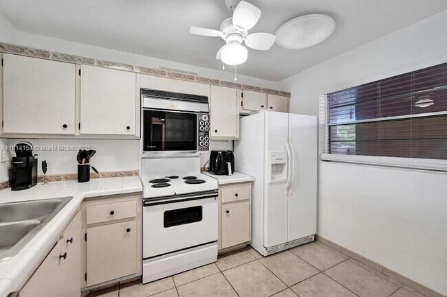 Building Photo - 1911 Sabal Palm Dr