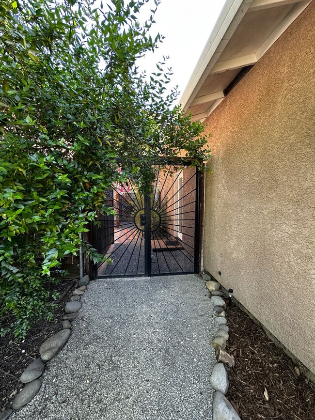 Building Photo - Spacious 1 Bedroom with RIVER TRAIL ACCESS!!