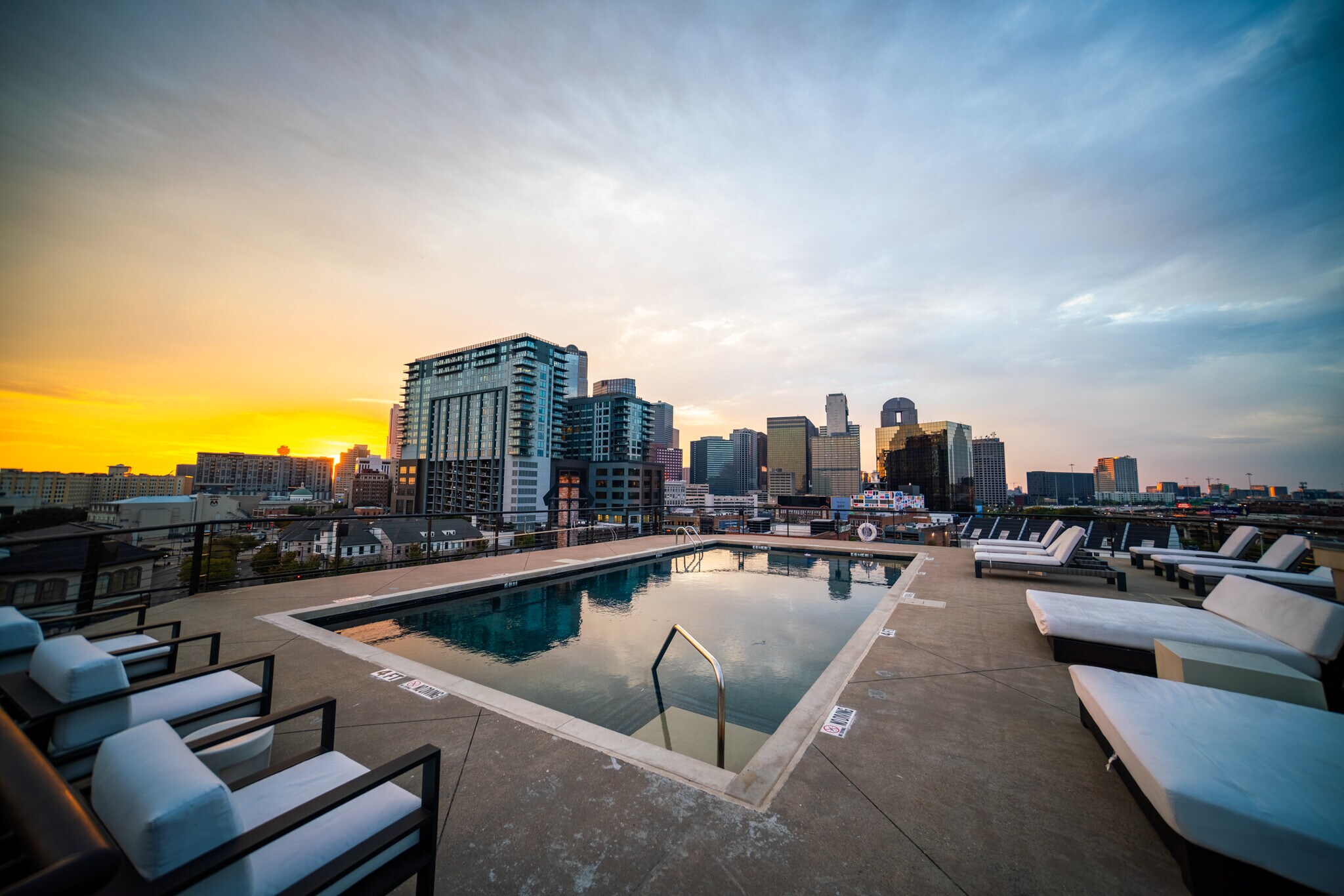 Building Photo - 2220 Canton St