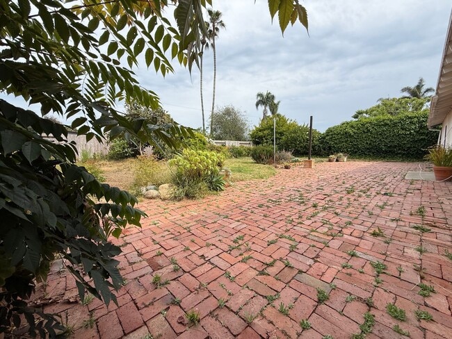 Building Photo - Cardiff 3 br one level large yard pet OK  house TEXT 760-815-3696