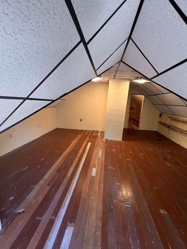 Building Photo - 3 Bedrooms, 1 Bathroom & w/upper loft Single Family with Garage - Staples