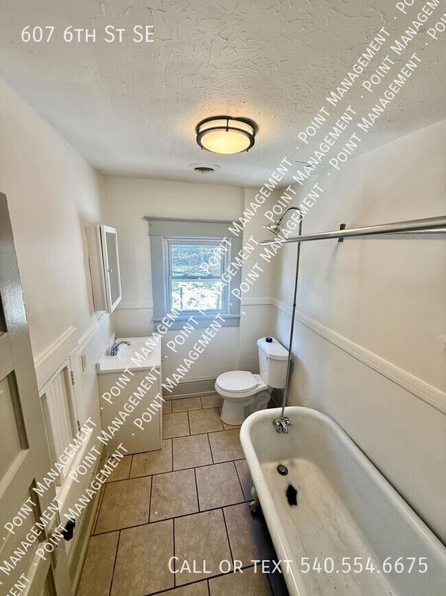 Building Photo - 607 6th St SE