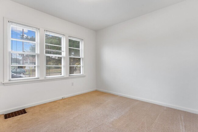 Building Photo - Spacious 6 Bed 2 Bath Home- N Portland Charmer!