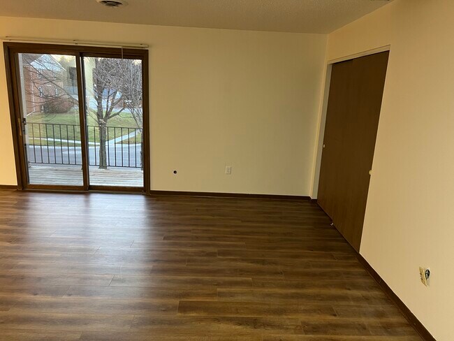 Building Photo - 5552 Cresthaven Ln