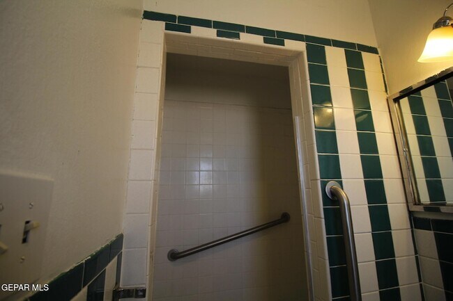 Building Photo - 317 Thunderbird Dr