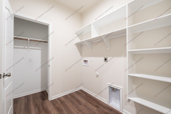 Building Photo - 742 Friar Tuck Dr