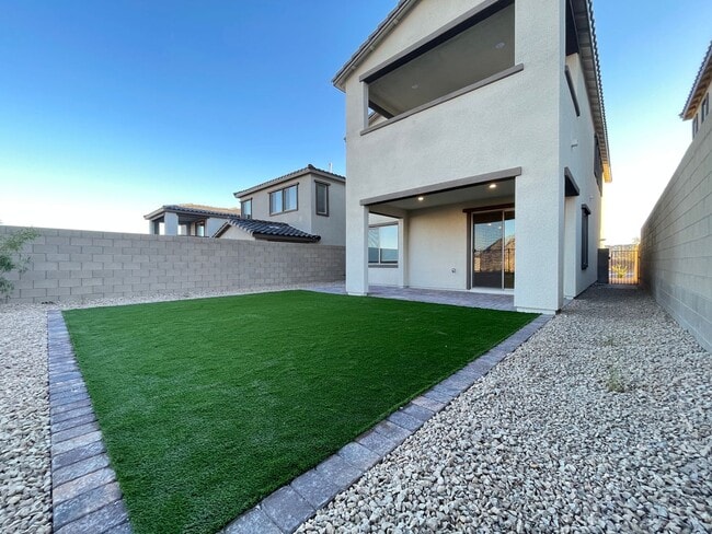 Building Photo - MOUNTAIN VIEWS, Gently lived in 4 bedroom 2.5 Bathrooms with Loft, home is a Must See!