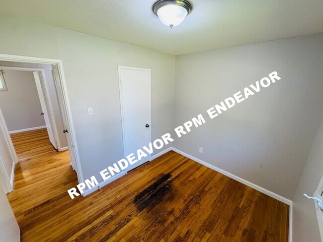 Building Photo - Just Hit the Market — Spacious Layout + Basement Space in St. Louis, Housing Choice Voucher Accep...