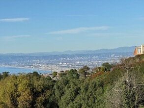 Building Photo - Top Floor Oasis
