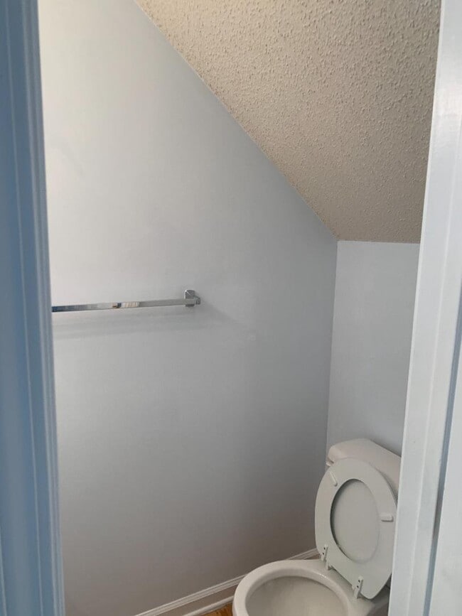 Building Photo - 27 Highoak Dr