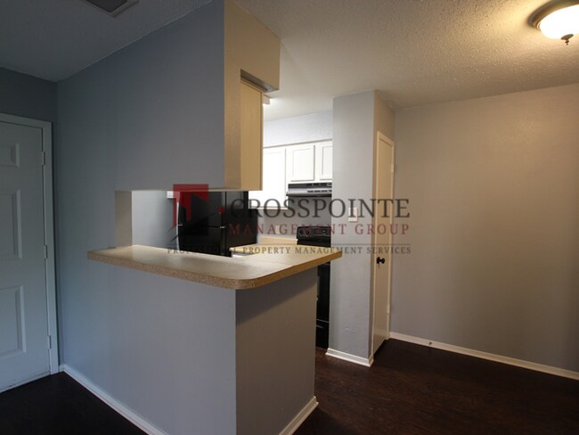 Building Photo - Tour Today: Downstairs 1 Bed 1 Bath Apartment!