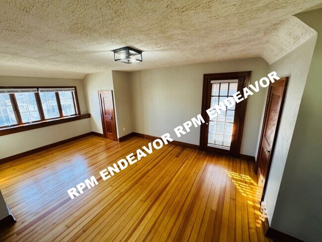 Building Photo - Downtown St. Charles 4BR Home | Walk to Main Street | Garage + Yard