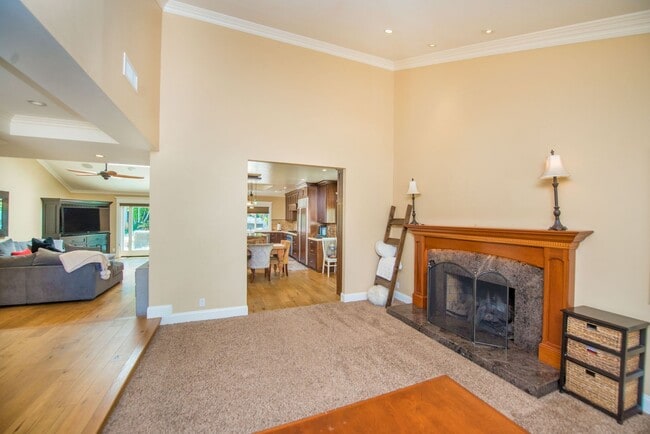 Building Photo - Welcome to Paradice - SHOWINGS START AUGUST 1