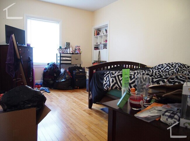 Building Photo - Don't miss out on this 1 bed in Brighton.... April or May Move in!!