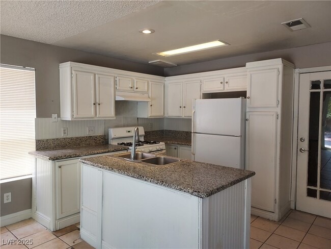 Building Photo - 1920 Turtlerock St