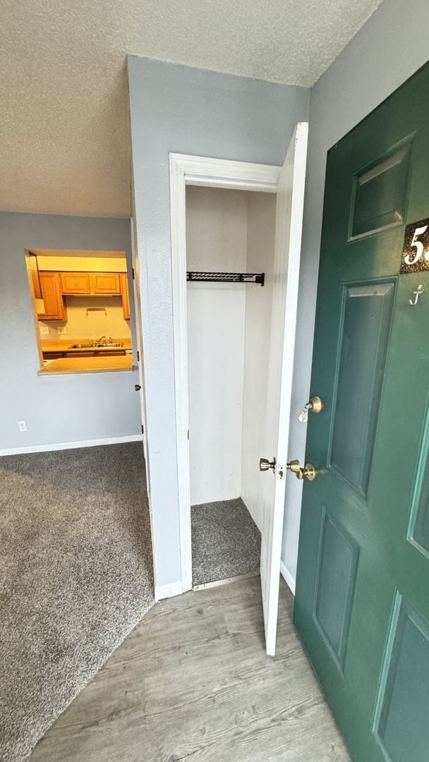 Building Photo - 2 Bedroom, 1 Bathroom Second Floor Apartment!