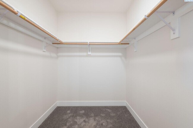 Building Photo - Generational suite w/separate entrance!