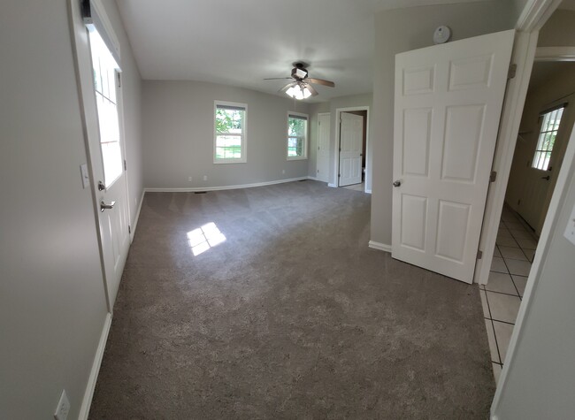 Master Bedroom - 100 Thompson Ln