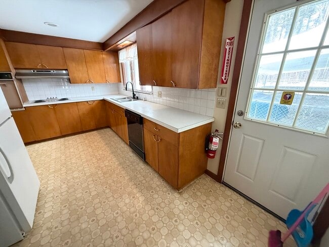 Building Photo - 1090 Pleasant St