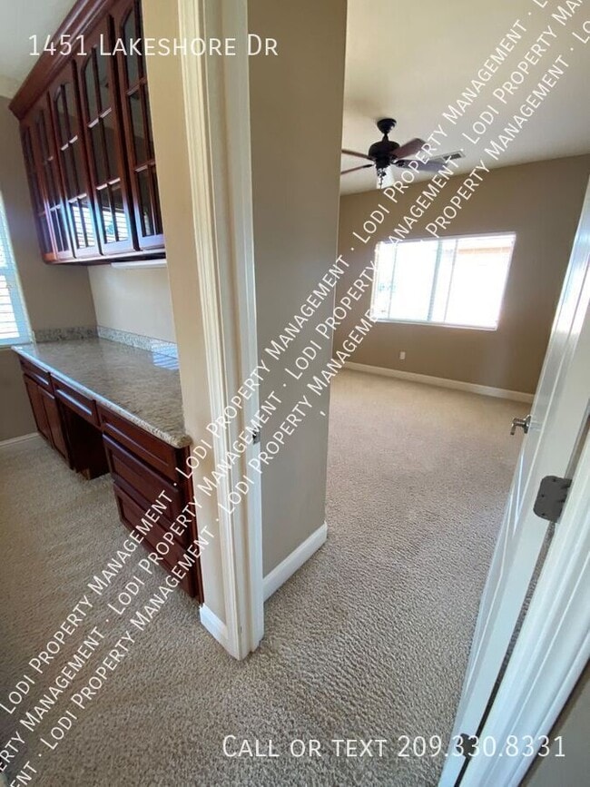 Building Photo - 1451 Lakeshore Dr