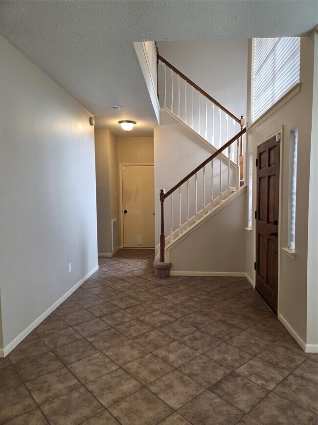 Building Photo - 231 Needleleaf Ln