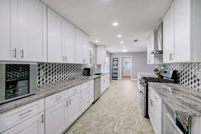 Building Photo - 10903 Hillcroft St