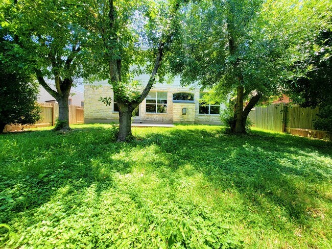 Building Photo - Large 4 Bed, 2.5 Bath Home Perfect for Com...