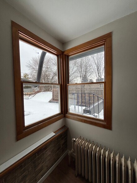 Building Photo - 941 W 7th St