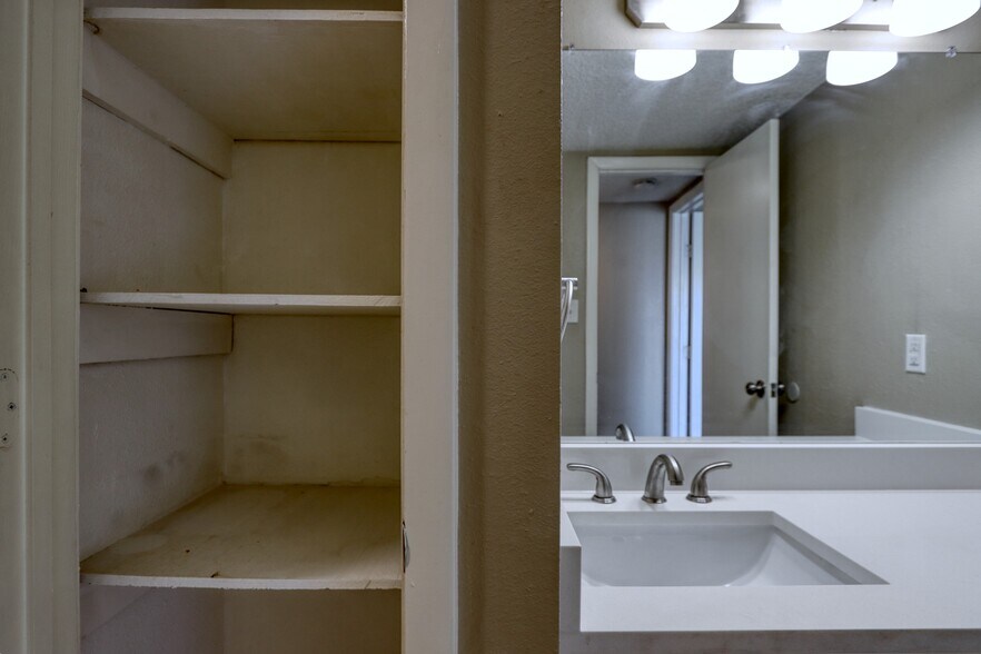 Building Photo - 711 Harbour Town Dr