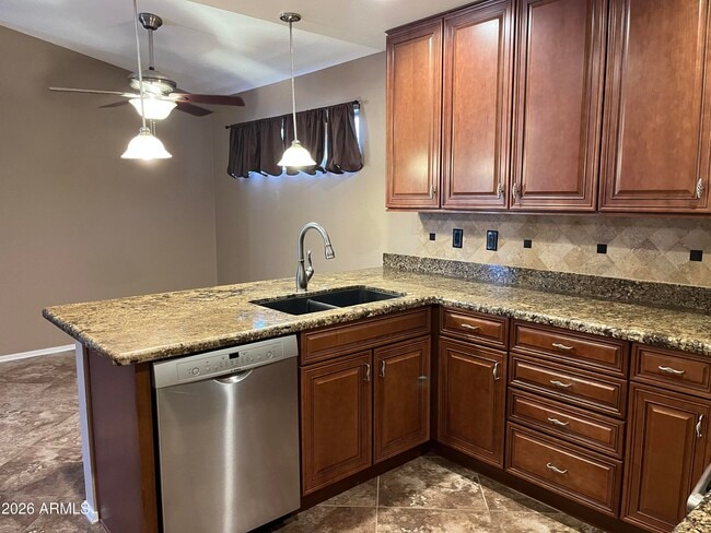 Building Photo - 3921 E Graythorn St